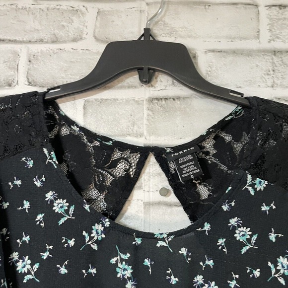 Torrid 100% Rayon Women’s Cap Sleeve Lace Cutout Top Black w/ Blue Flowers Sz 0 - Picture 3 of 10